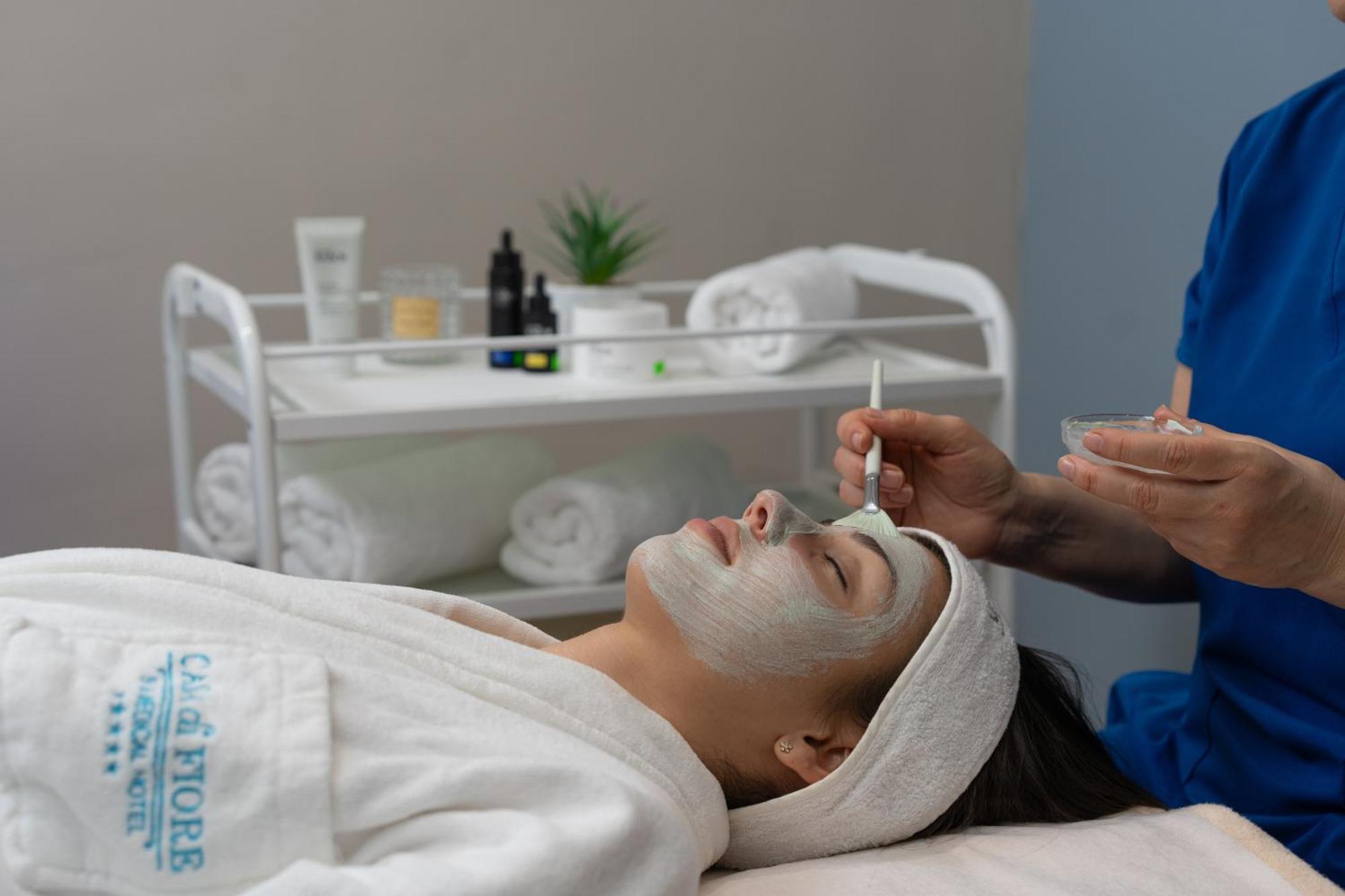 Casa Di Fiore Spa And Medical Hotel, Mineral Pools & Private Beach Kranevo Εξωτερικό φωτογραφία A woman receiving a facial treatment