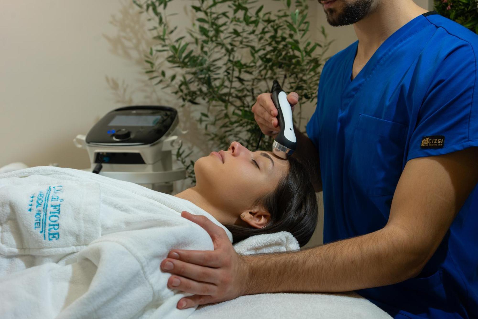 Casa Di Fiore Spa And Medical Hotel, Mineral Pools & Private Beach Kranevo Εξωτερικό φωτογραφία A woman receiving a facial treatment