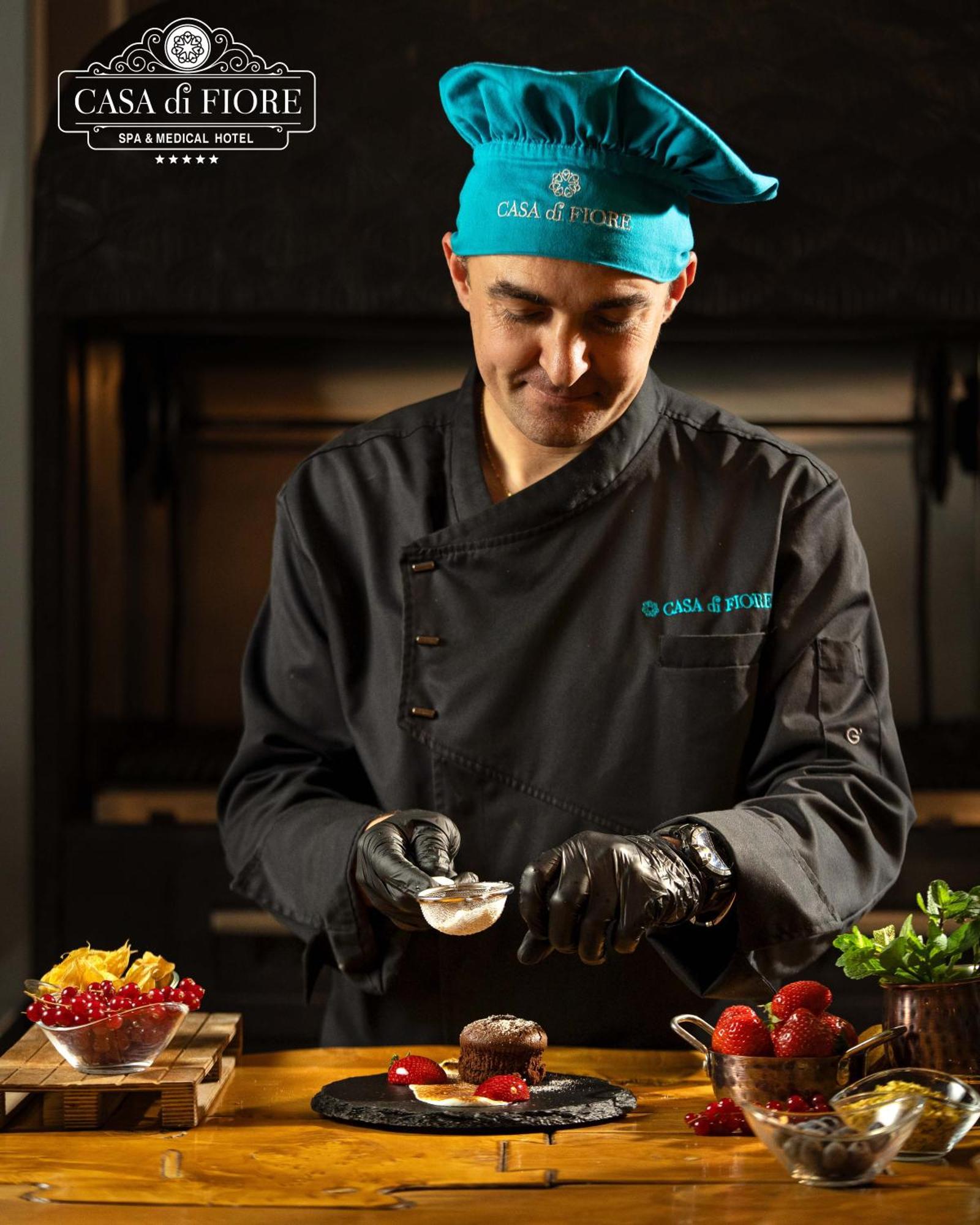 Casa Di Fiore Spa And Medical Hotel, Mineral Pools & Private Beach Kranevo Εξωτερικό φωτογραφία A chef preparing food
